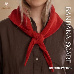 Può includere: Sciarpa bandana rossa lavorata a maglia annodata. La sciarpa è indossata attorno al collo di una persona che indossa una camicia marrone. Il testo "BANDANA SCARF KNITTING PATTERN" è visibile nell'immagine.