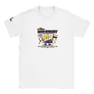 Può includere: Una t-shirt bianca con la grafica di un personaggio a forma di stella gialla e viola che tiene in mano una bandiera del pride non binario. Il testo recita RAINBUDS NON-BINARY, THE LIMITLESS RAINBUD, NO BOX, NO LIMITS, JUST ME e NO BOX REQUIRED.