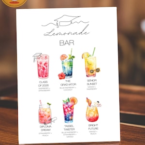 Może przedstawiać: Biały znak z akwarelową ilustracją menu baru z lemoniadą. Menu zawiera sześć kolorowych opcji napoj&oacute;w o nazwach takich jak "Class of 2026" i "Tassel Twister". Każdy nap&oacute;j jest oznaczony składnikami. Znak znajduje się na drewnianej powierzchni.