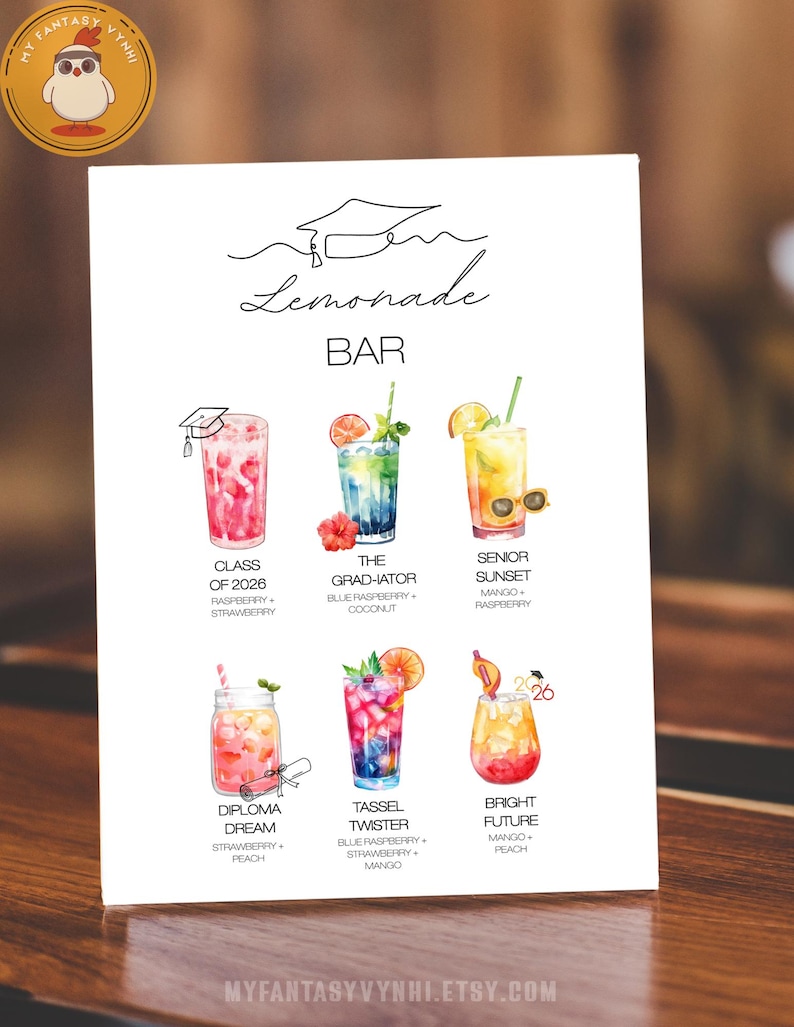 Może przedstawiać: Biały znak z akwarelową ilustracją menu baru z lemoniadą. Menu zawiera sześć kolorowych opcji napoj&oacute;w o nazwach takich jak "Class of 2026" i "Tassel Twister". Każdy nap&oacute;j jest oznaczony składnikami. Znak znajduje się na drewnianej powierzchni.