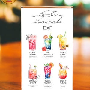 Może przedstawiać: Przezroczysty akrylowy znak wyświetla menu "Lemonade BAR" z sześcioma kolorowymi ilustracjami napoj&oacute;w. Każdy nap&oacute;j jest oznaczony nazwą i składnikami takimi jak malina, truskawka i mango. Znak ma grafikę czapki absolwenta.