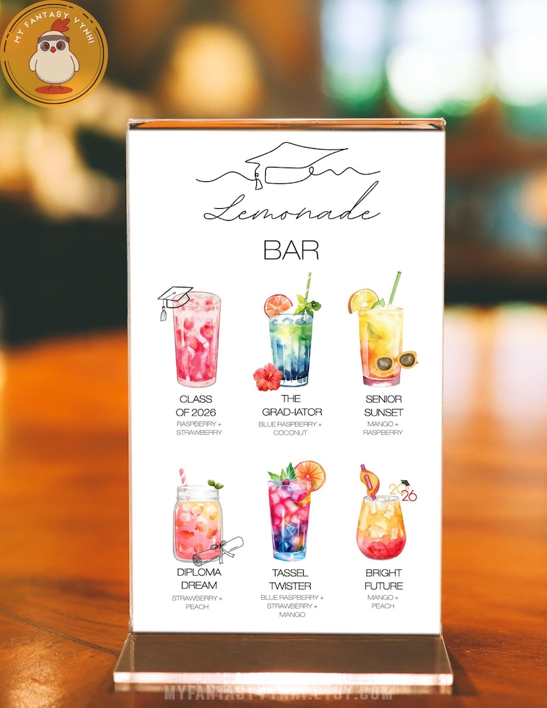 Może przedstawiać: Przezroczysty akrylowy znak wyświetla menu "Lemonade BAR" z sześcioma kolorowymi ilustracjami napoj&oacute;w. Każdy nap&oacute;j jest oznaczony nazwą i składnikami takimi jak malina, truskawka i mango. Znak ma grafikę czapki absolwenta.