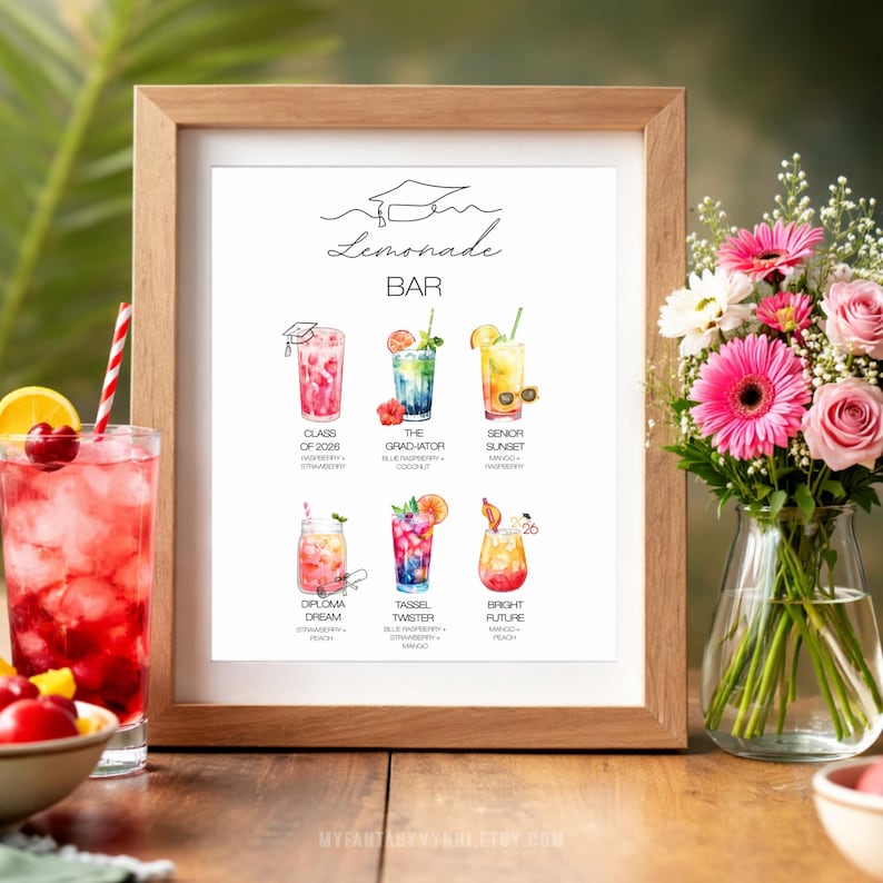 Może przedstawiać: Oprawiony wydruk w drewnianej ramie przedstawia menu "Lemonade Bar" z sześcioma kolorowymi ilustracjami drink&oacute;w. Szklanka czerwonej lemoniady ze słomką i miska owoc&oacute;w znajdują się na pierwszym planie. Po prawej stronie stoi wazon z kwiatami.