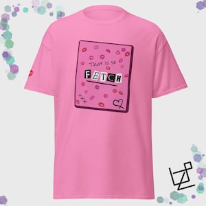 Może przedstawiać: Różowa koszulka z grafiką. Grafika przedstawia napis "That is so FETCH" w kolorze czarno-białym, różowe usta, serce i tekst "xxx". Koszulka jest w jednolitym różowym kolorze.