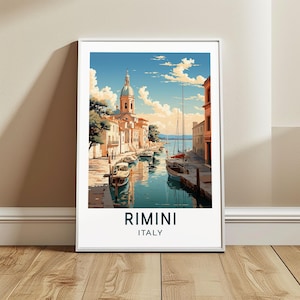 Könnte beinhalten: Ein gerahmter Kunstdruck mit einer malerischen Kanalszene in Rimini, Italien. Das Kunstwerk zeigt Boote, Gebäude und eine Kuppelkirche unter einem strahlend blauen Himmel mit flauschigen Wolken. Der Text "RIMINI ITALY" befindet sich unten.