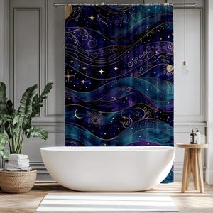 Puede incluir: Cortina de ducha con diseño celestial en tonos azules y morados. Acentos dorados representan estrellas, espirales y cuerpos celestes. Se muestra en un baño con bañera blanca y detalles de madera.