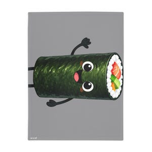 Op de afbeelding: Een grijze rechthoekige deken met een cartoon sushi roll ontwerp. De sushi roll heeft een lachend gezicht, zwarte armen en benen, en een groene zeewier buitenkant. De vulling bevat rijst, zalm en groenten. De tekst "on a roll" staat linksonder.