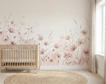 Puede incluir: Una cuna de madera clara se sitúa frente a un mural de pared con una ilustración en acuarela de flores silvestres en tonos rosa suave, beige y marrón apagado. El diseño floral cubre la pared con tallos, pétalos y hierbas delicadas.