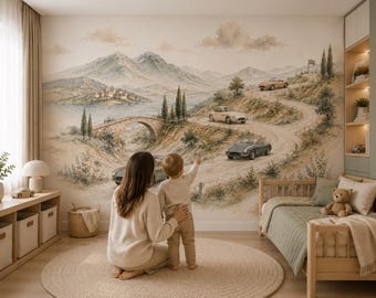 Puede incluir: Un mural de pared que presenta un paisaje al estilo acuarela con un camino de tierra sinuoso, coches deportivos antiguos, un puente de piedra, un pueblo costero y montañas lejanas en tonos tierra apagados de beige, verde y azul.