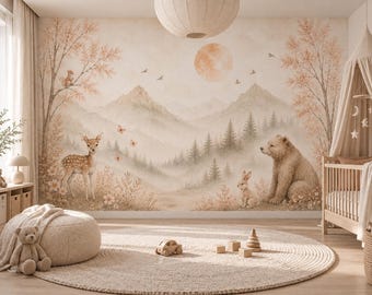 Puede incluir: Un mural de pared para guardería con un paisaje de tonos suaves que incluye montañas, pinos, una luna grande y animales del bosque como un ciervo, un oso y un conejo. La escena está representada en colores tierra apagados con árboles y aves.