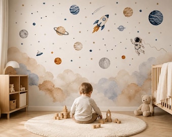 Puede incluir: Un mural de pared con temática espacial en acuarela que presenta planetas, un cohete, un astronauta y estrellas sobre formas suaves similares a nubes en tonos azules y beige. El diseño cubre la superficie de la pared con elementos celestiales.