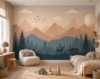Puede incluir: Un mural de pared que muestra un paisaje de montañas superpuestas en tonos melocotón y bronceado, con un bosque azul verdoso oscuro en primer plano. Siluetas de un ciervo y un oso se encuentran entre los árboles, mientras aves vuelan.