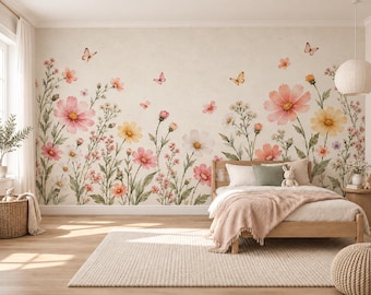 Puede incluir: Un mural de pared que presenta un estampado botánico al estilo acuarela de flores silvestres en tonos rosa, amarillo y blanco, intercaladas con tallos y hojas verdes. Varias mariposas pequeñas están dispersas por el arreglo floral.
