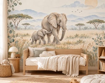 Puede incluir: Un mural de pared con una ilustración en acuarela de un elefante adulto y una cría caminando por un paisaje de sabana con acacias, montañas y un sol pálido. La escena incluye tonos suaves de azul, beige y verde con ramas de eucalipto.