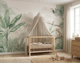 Puede incluir: Un cuarto de bebé con una cuna de madera clara, un dosel beige y un mural con temática de jungla. El mural presenta grandes hojas verdes, árboles y animales como un tucán y un leopardo. Una alfombra redonda tejida y juguetes de madera completan la habitación.