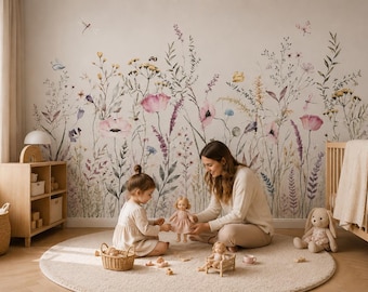 Puede incluir: Un mural de pared con una ilustración en acuarela de flores silvestres, hierbas y mariposas en tonos rosa, morado, amarillo y verde. El diseño cubre la pared con una escena de pradera botánica, incluyendo amapolas y varias plantas.