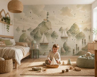 Puede incluir: Dormitorio infantil con temática náutica. La habitación presenta un mural de una escena costera con veleros, un faro y gaviotas. También se ven una cama de madera, una cesta de mimbre y una alfombra de yute. El niño está jugando con un velero de madera.