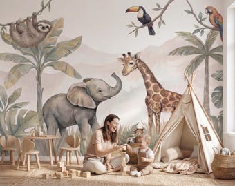 Puede incluir: Una escena caprichosa de guardería con un mural con temática de jungla que representa un perezoso, un elefante, una jirafa y un tucán. Una tienda tipi, sillas de madera y una mesa pequeña están instaladas sobre una alfombra tejida. Una mujer y un niño juegan con bloques de madera.
