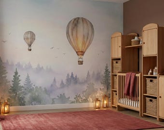 Puede incluir: Un cuarto de niños con un mural caprichoso de globos aerostáticos en tonos suaves de acuarela. La habitación cuenta con una cuna de madera, una unidad de almacenamiento y una alfombra roja oscura. Las linternas con velas añaden un brillo cálido.