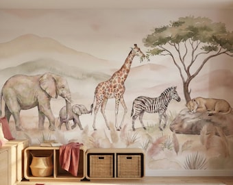Puede incluir: Un mural de acuarela que representa una escena de la sabana africana. Presenta un elefante, un bebé elefante, una jirafa, una cebra y un león. El fondo muestra colinas y un árbol, creando un entorno sereno y naturalista.