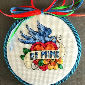 Ornamento de ponto cruz concluído Valentine Be Mine Bird