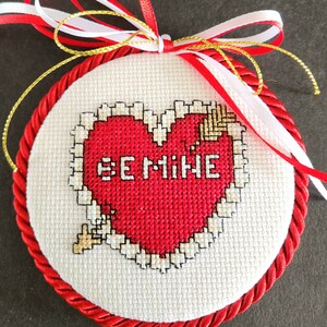 Ornamento de ponto cruz concluído Valentine Be Mine Heart