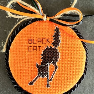 Adorno de punto de cruz completado Halloween Black Cat