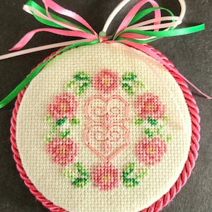 Ornamento de ponto cruz concluído Valentine Rose Hearts