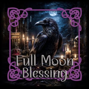 Puede incluir: Ilustración digital de un cuervo negro con plumas detalladas, sobre un fondo de luna llena y velas encendidas. El texto "Full Moon Blessing" se muestra en una fuente estilizada, enmarcado por un borde púrpura de nudos celtas.