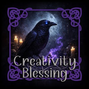 Puede incluir: Ilustración digital de un cuervo oscuro con ojos azules brillantes, sobre un fondo místico con velas, luna llena y energía púrpura. Las palabras "Creativity Blessing" se muestran.