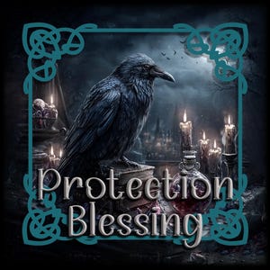 Könnte beinhalten: Digitales Kunstwerk mit einem schwarzen Raben, der auf einem Buch mit der Aufschrift "Protection Blessing" sitzt. Das Bild hat ein dunkles, gotisches Thema mit brennenden Kerzen, einer Flasche mit Trank und einem Schloss im Hintergrund. Ein türkisfarbener keltischer Knotenrahmen umrahmt die Szene.