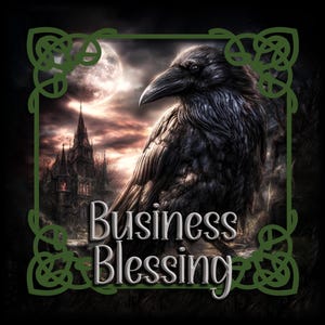 Könnte beinhalten: Digitales Kunstwerk mit einem schwarzen Raben vor einer gotischen Burg unter einem Vollmond. Der Text "Business Blessing" ist silberfarben und von grünen keltischen Knoten umrahmt. Mystisches Thema.
