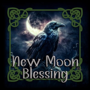 Puede incluir: Ilustración digital de un cuervo negro posado sobre una roca, con un fondo de luna llena y un paisaje gótico oscuro. El texto "New Moon Blessing" se muestra en una fuente estilizada, enmarcado por nudos celtas verdes.