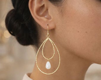 Gouden druppeloorbellen met witte parel in zinklegering