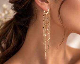 Lange gouden oorbellen met kwastjes, koperen ketting met franje, statement hangoorbellen, elegante minimalistische sieraden