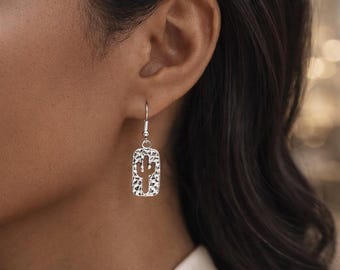 Zilveren cactus-druppeloorbellen: getextureerde boho-westerse bungelsieraden