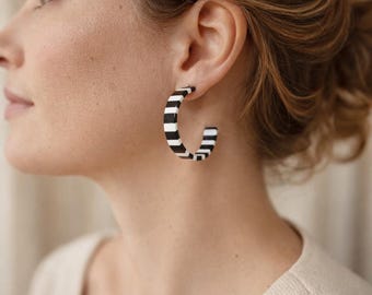 Zwart-wit gestreepte oorringen: moderne geometrische acryl statement hoepels