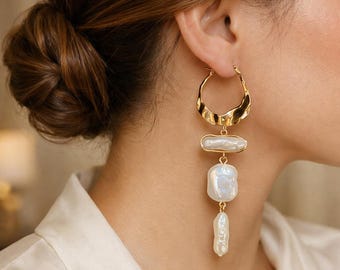 Gehamerde gouden oorringen, onregelmatige barokke parels, elegante statement-sieraden