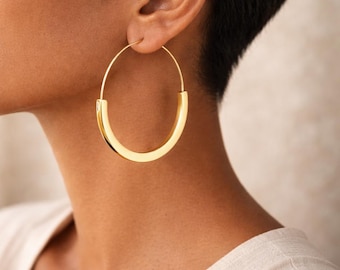 Oversized gouden oorringen, minimalistische statementcirkels van zinklegering