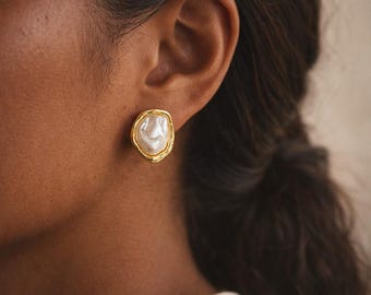 Gouden pareloorbellen, onregelmatige oorbellen in barokstijl, minimalistische elegante statement-sieraden voor vrouwen