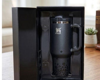 Luxuriöses mattschwarzes Stanley Tumbler Geschenkset - Premium Thermosbecher mit 40 Unzen Reisebecher mit Griff und eleganter Verpackung