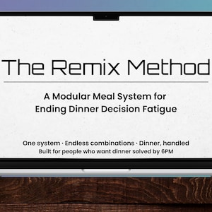 Puede incluir: Una computadora portátil muestra "The Remix Method", un sistema de comidas modular para acabar con la fatiga de la decisión de la cena. A la izquierda de la computadora portátil hay un vaso de acero inoxidable con una pegatina de dibujos animados.