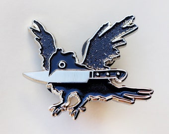 Stabby Crow emaille pin
