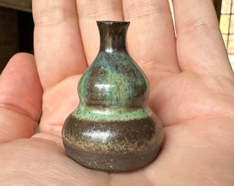 Zeegroene keramische vaas miniatuur