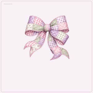 Könnte beinhalten: Eine dekorative Schleife mit einem gesteppten Patchwork-Design aus abwechselnden Quadraten mit rosa Vichy-Muster, Salbeigrün und lavendelfarbenen Blumenmustern. Der Stoff hat eine durchgehende Steppstruktur mit zwei langen, herabhängenden Bändern.