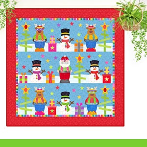 Puede incluir: Un edredón navideño con renos, muñecos de nieve y Papá Noel. Borde rojo, fondo azul con estrellas. Los personajes visten atuendos festivos, con cajas de regalo y árboles de Navidad. Diseño de patchwork.