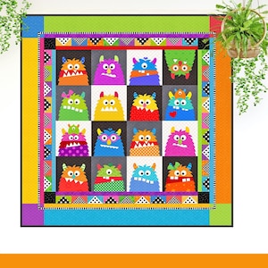 Può includere: Una colorata trapunta con una griglia di sedici facce di mostri in vari colori, tra cui arancione, viola, blu e verde. La trapunta ha un bordo bianco e nero e un vivace bordo esterno verde, giallo e blu.