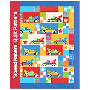 Puede incluir: Una colcha con diseño de patchwork de coches de carreras numerados del 1 al 12, intercalados con estrellas y patrones de cuadros en rojo, azul, amarillo y verde. El lado izquierdo tiene un borde rojo con el texto 'Speed Racers' Quilt Pattern'.