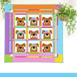 Op de afbeelding: Een kleurrijk quilt met een patchwork-ontwerp met negen vierkanten met afbeeldingen van honden die hoeden dragen en bloemen vasthouden. De quilt is gemaakt van verschillende stoffen in roze, blauw, groen, geel en oranje.