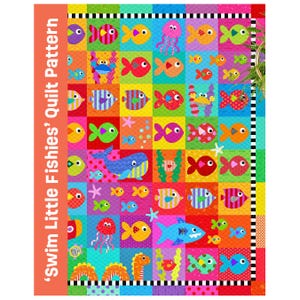 Puede incluir: Una colcha con una cuadrícula de cuadrados coloridos con ilustraciones de varios peces, medusas y criaturas marinas. El lado izquierdo tiene un borde naranja con el texto blanco 'Swim Little Fishies' Quilt Pattern' impreso verticalmente.